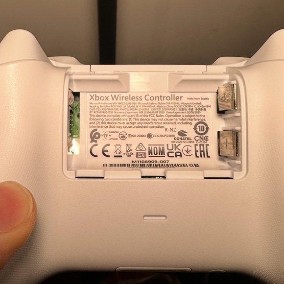 Microsoft Xbox Series S 512GB White System Console W/ White Controller & Cords - Picture 8 of 9